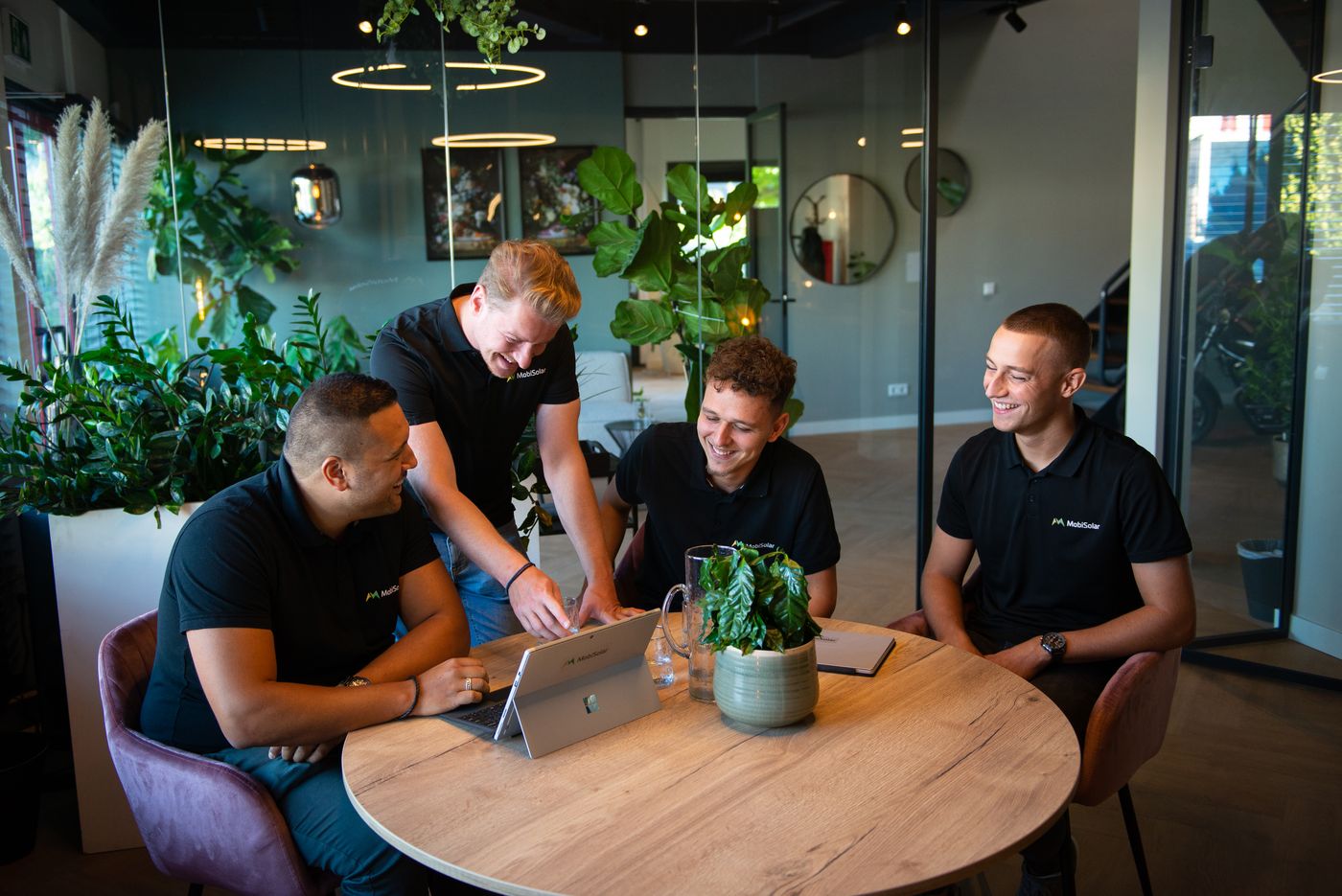 Niels bespreekt de pipeline met zijn salesteam